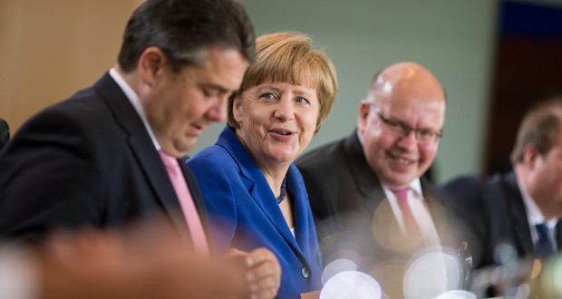 Bundeskanzlerin Angela Merkel mit Sigmar Gabriel, Bundesminister für Wirtschaft und Energie (l.) und Peter Altmaier, Bundesminister für besondere Aufgaben und Chef des Bundeskanzleramtes, vor einer Kabinettssitzung.