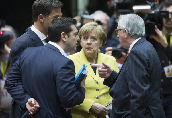 EU-Präsident Juncker mit Angela Merkel und Alexis Tsipras im März in Brüssel. Nun wurde in Deutschland ein Fall von Bürgerkrieg geübt. (Foto: dpa)